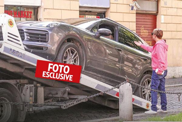Pascale mentre guarda la sua auto ferma, foto Gente-2 Pascale mentre guarda la sua auto ferma, foto Gente-2