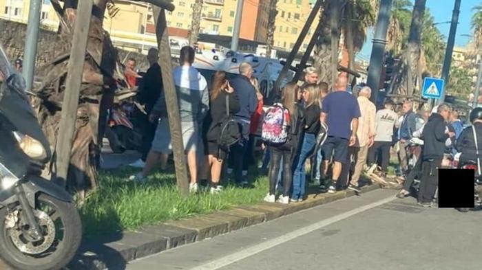 Tragedia a Napoli: donna investita e uccisa mentre accompagnava i figli a scuola