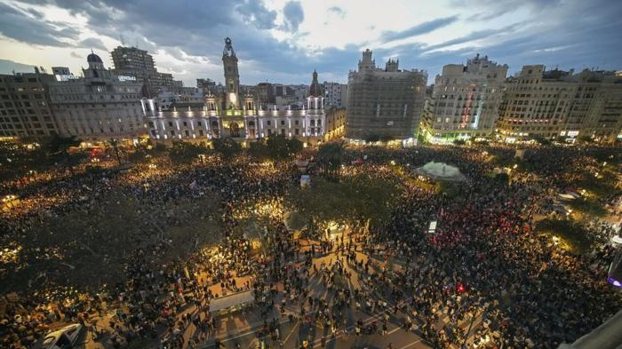 Proteste in Spagna dopo alluvione a Valencia