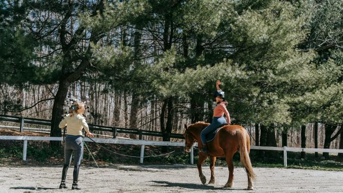 Bambina di 9 anni cade da cavallo a Sorano: riporta trauma cranico e al bacino