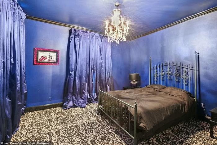 In origine la casa era di Leonard Louis Nicolas LaLaurie e di sua moglie, Madame Delphine LaLaurie, foto Dailymail casa serial killer nicolas cage-3