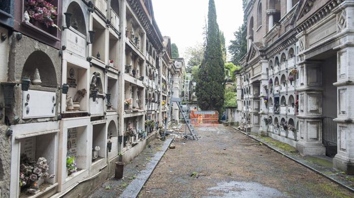 Mistero al Cimitero del Verano: Donna Trovata Incosciente su una Tomba