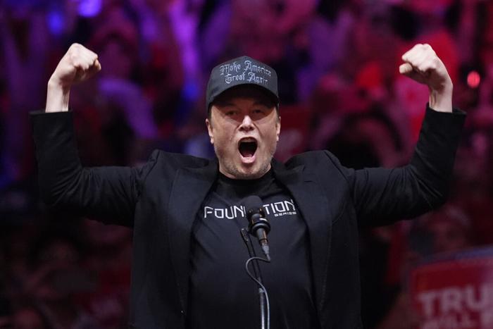 Elon Musk festeggia la vittoria di Trump, foto Lapresse Elon Musk festeggia la vittoria di Trump, foto Lapresse