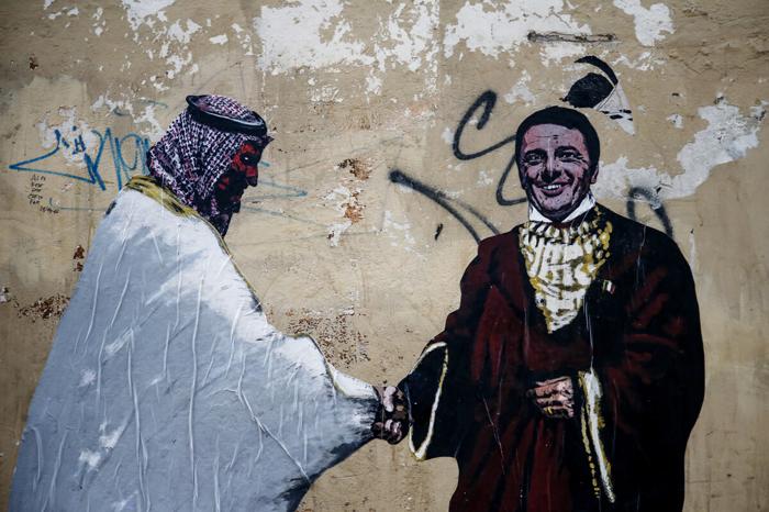 Il murales di Harry Greb che ritrae Matteo Renzi che stringe la mano a Mohammed bin Salman Il murales di Harry Greb che ritrae Matteo Renzi che stringe la mano a Mohammed bin Salman