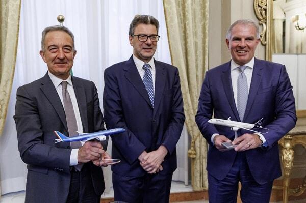 Presentazione della fusione tra Ita e Lufthansa Il ministro dell'Economia Giancarlo Giorgetti, il presidente di Ita Angelo Turicchi a sinistra e l'ad di Lufthansa Carsten Spohr a destra. Foto Roberto Monaldo LaPresse Presentazione della fusione tra Ita e Lufthansa LaPresse