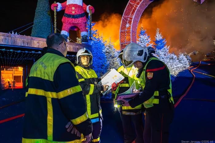 I vigili del fuoco di Barcares (Francia) all'opera durante l'incendio in un villaggio natalizio. Foto Sapeurs Pompiers via Facebook vigili-fuoco-vincendio-villaggio-natale-barcares