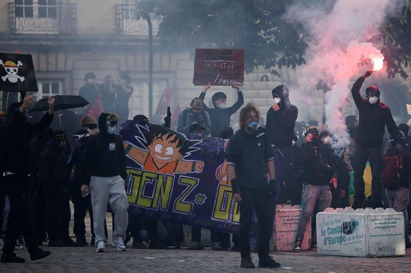 Proteste in Francia, saccheggiati negozi e showroom di lusso