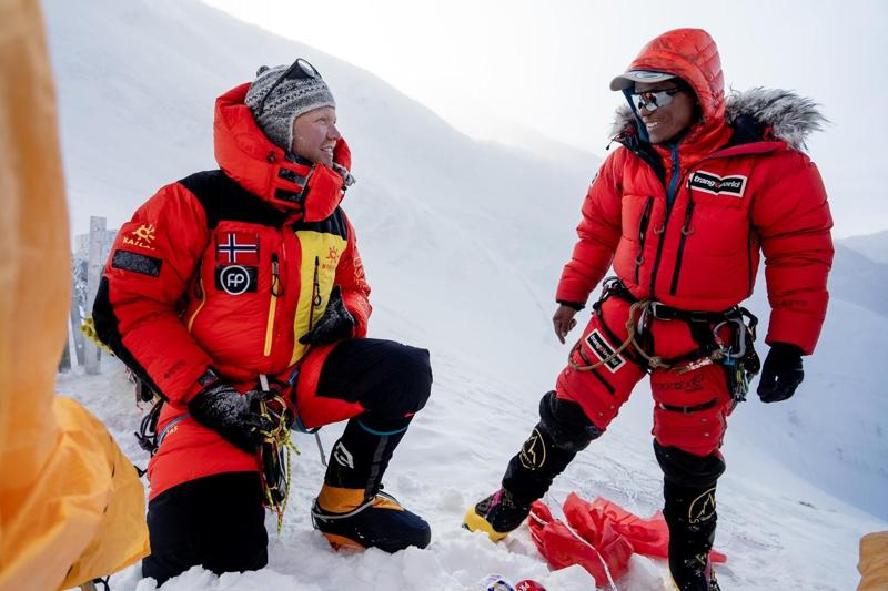 Foto: Field Productions Matias Myklebust e Tenjen «Lama» Sherpa parlano insieme sull’Himalaya