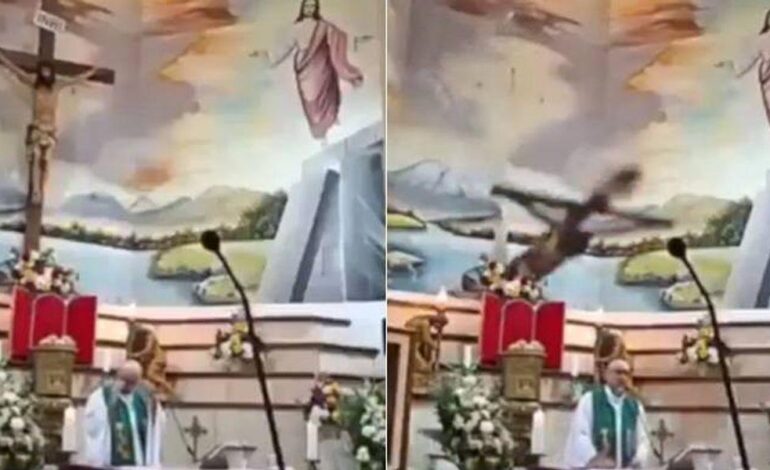 Sacerdote ucciso da una croce durante la messa in diretta