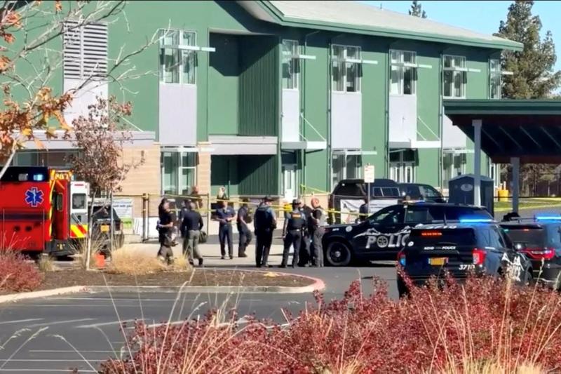 Foto: ABC affiliate KOHD / Reuters / NTB Soccorritori sul posto fuori dalla scuola elementare dove è avvenuta la sparatoria.