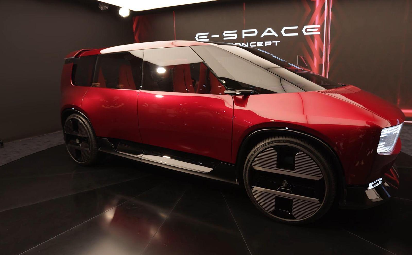 Il concept elettrico di Renault prosegue la filosofia dell’auto come spazio da vivere, introdotta nel 1984 dalla prima Espace. Gli interni sono progettati attorno a sei sedili indipendenti, un pavimento piatto e ampie superfici vetrate. Foto: MMC RTV SLO/Avtomobilnost Il concept elettrico di Renault prosegue la filosofia dell’auto come spazio da vivere, introdotta nel 1984 dalla prima Espace. Gli interni sono progettati attorno a sei sedili indipendenti, un pavimento piatto e ampie superfici vetrate. Foto: MMC RTV SLO/Avtomobilnost