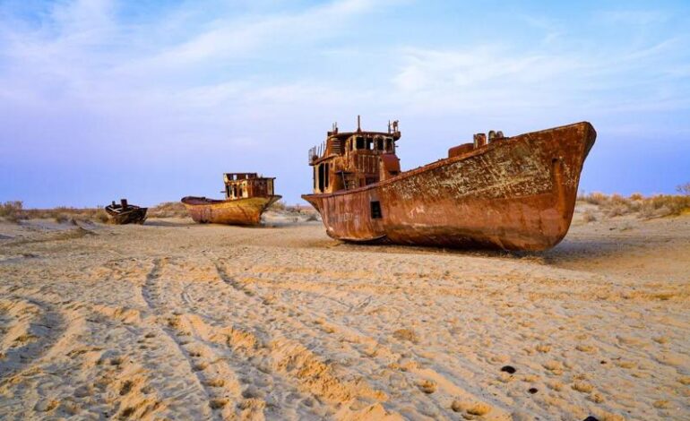 Lago d’Aral, il deserto dove sono rimaste le navi da pesca