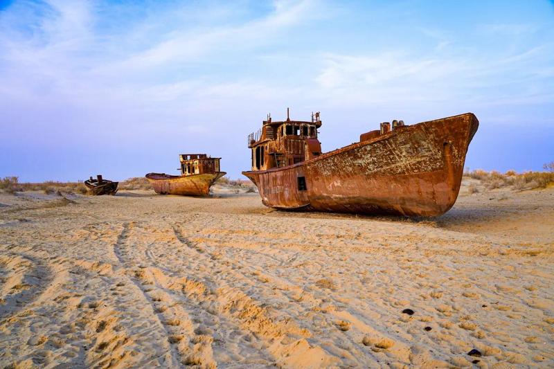 Lago d’Aral, il deserto dove sono rimaste le navi da pesca