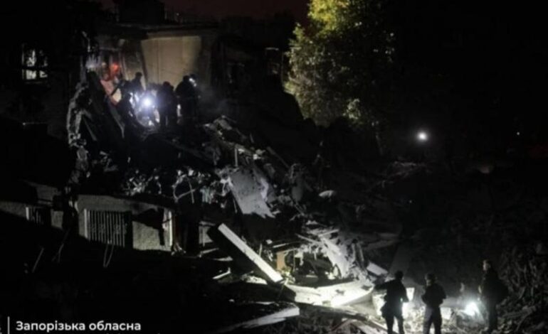 Bombe guidate fanno crollare una scala di un palazzo