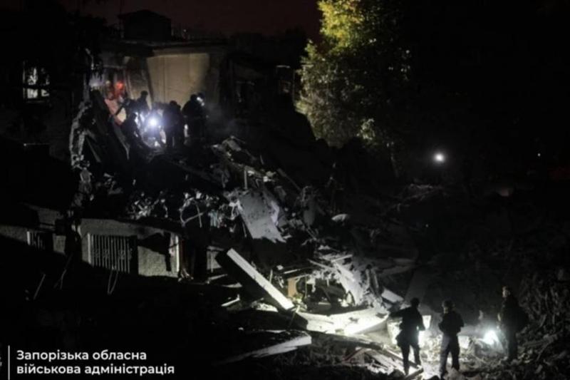 Bombe guidate fanno crollare una scala di un palazzo