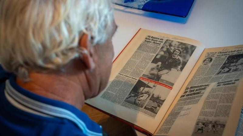 Foto: Odd Rune Kyllinstad / NRK Un uomo sfoglia dei giornali.