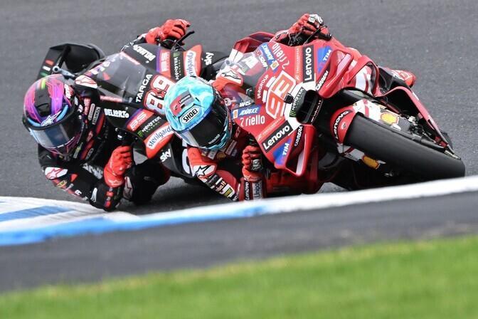 MotoGP, la caduta di Martin riporta Marquez in testa