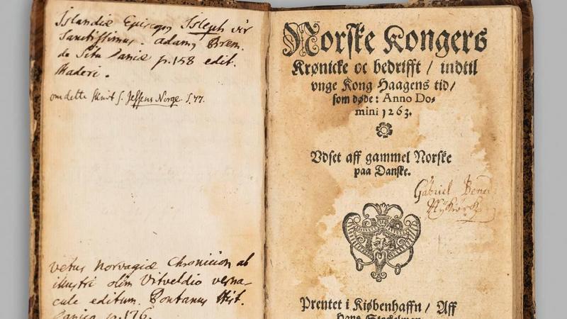 Un antico libro aperto intitolato Norske Kongers Krønicke. Il libro è datato 1594. Il testo è scritto a mano e con caratteri stampati. (La descrizione dell’immagine è stata generata da un servizio di IA)