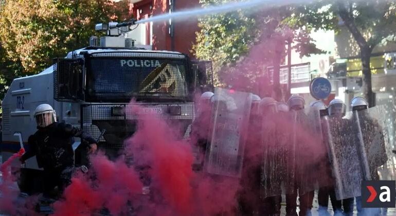 Studenti in piazza: scontri e cassonetti incendiati in Albania