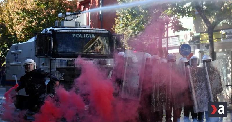 Studenti in piazza: scontri e cassonetti incendiati in Albania