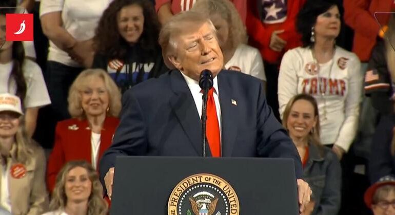 Trump: «Potrei dire sciocchezze e mi applaudireste comunque»