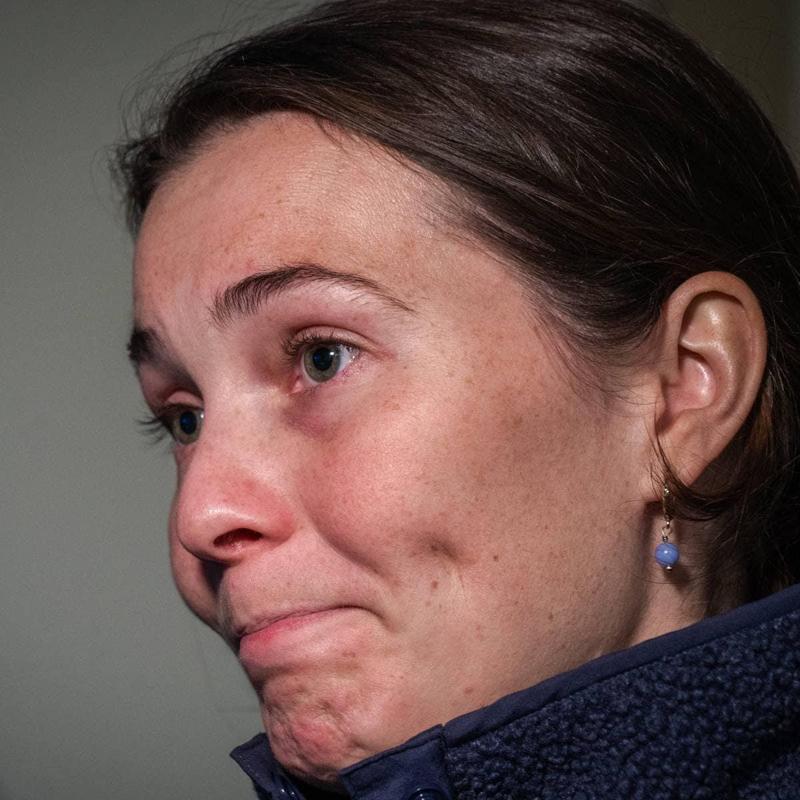 Foto: Mark Tonkin / NRK Primo piano di una donna con un’espressione seria o emozionata. (La descrizione dell’immagine è stata generata da un servizio di IA)
