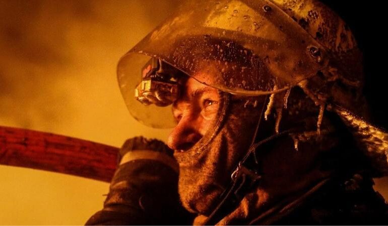 Attacchi russi, 6 feriti e incendi in aziende e a un distributore