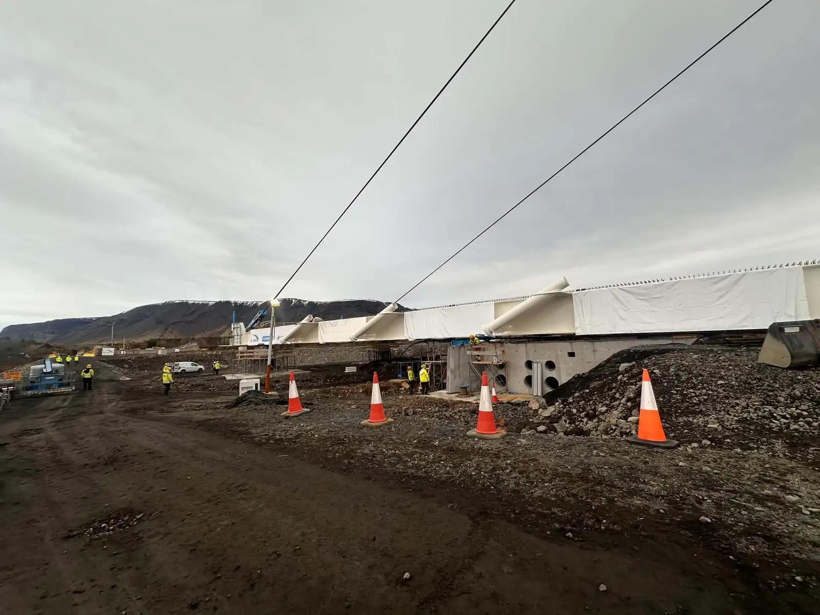 Nella foto il nuovo ponte sull’Ölfusá e i lavori in corso.