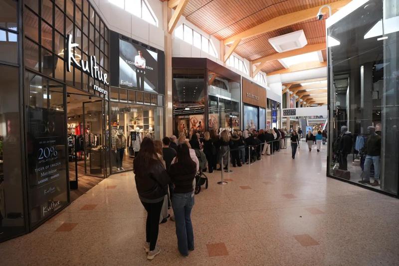 Poco prima di mezzogiorno, la fila si estendeva lungo il corridoio del Kringlan. Skims, il marchio di abbigliamento di Kim Kardashian, ha aperto al Kringlan il 15 ottobre 2026. Molte persone erano in fila prima dell’apertura.