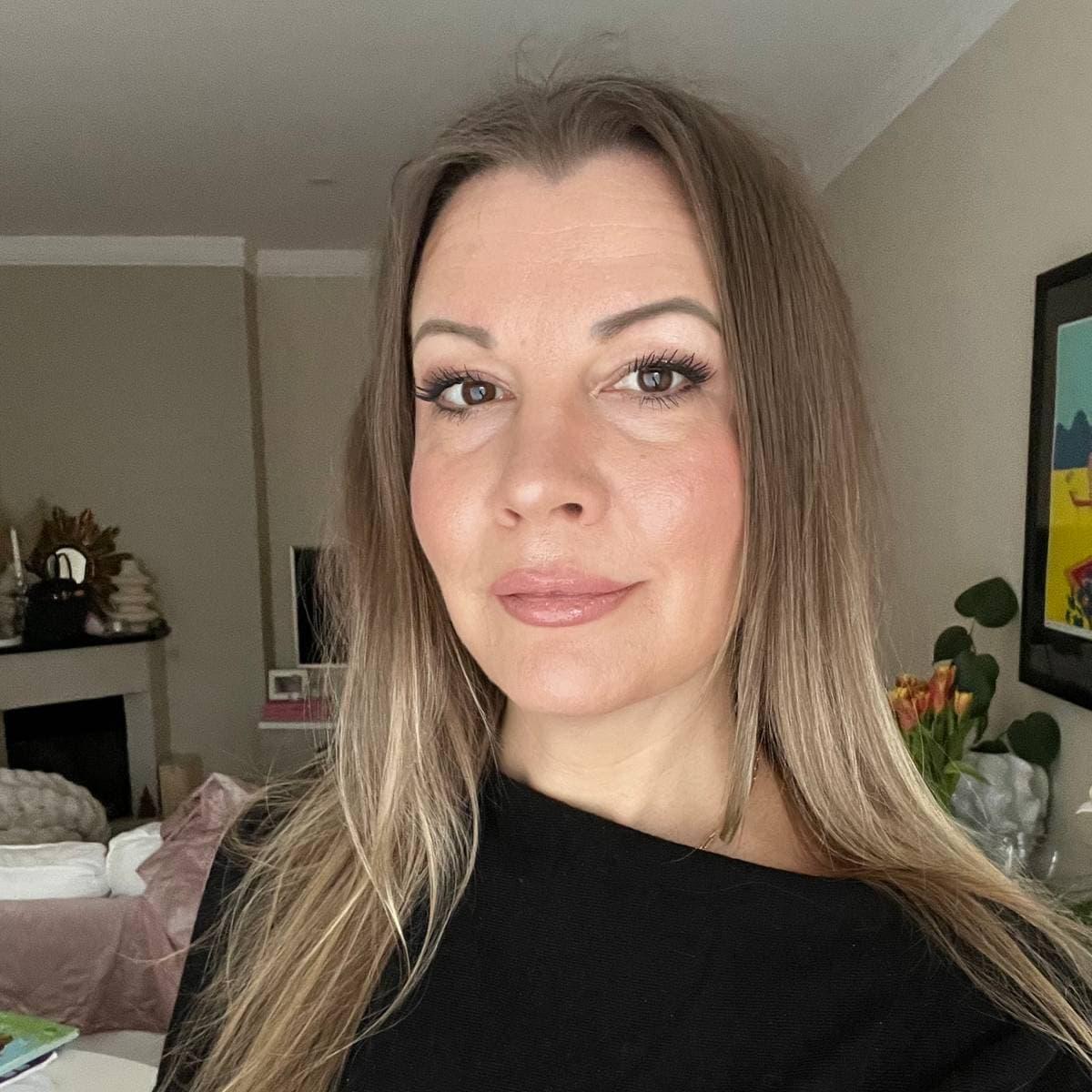 Foto: Privat Una donna con un maglione nero è in piedi in un soggiorno.