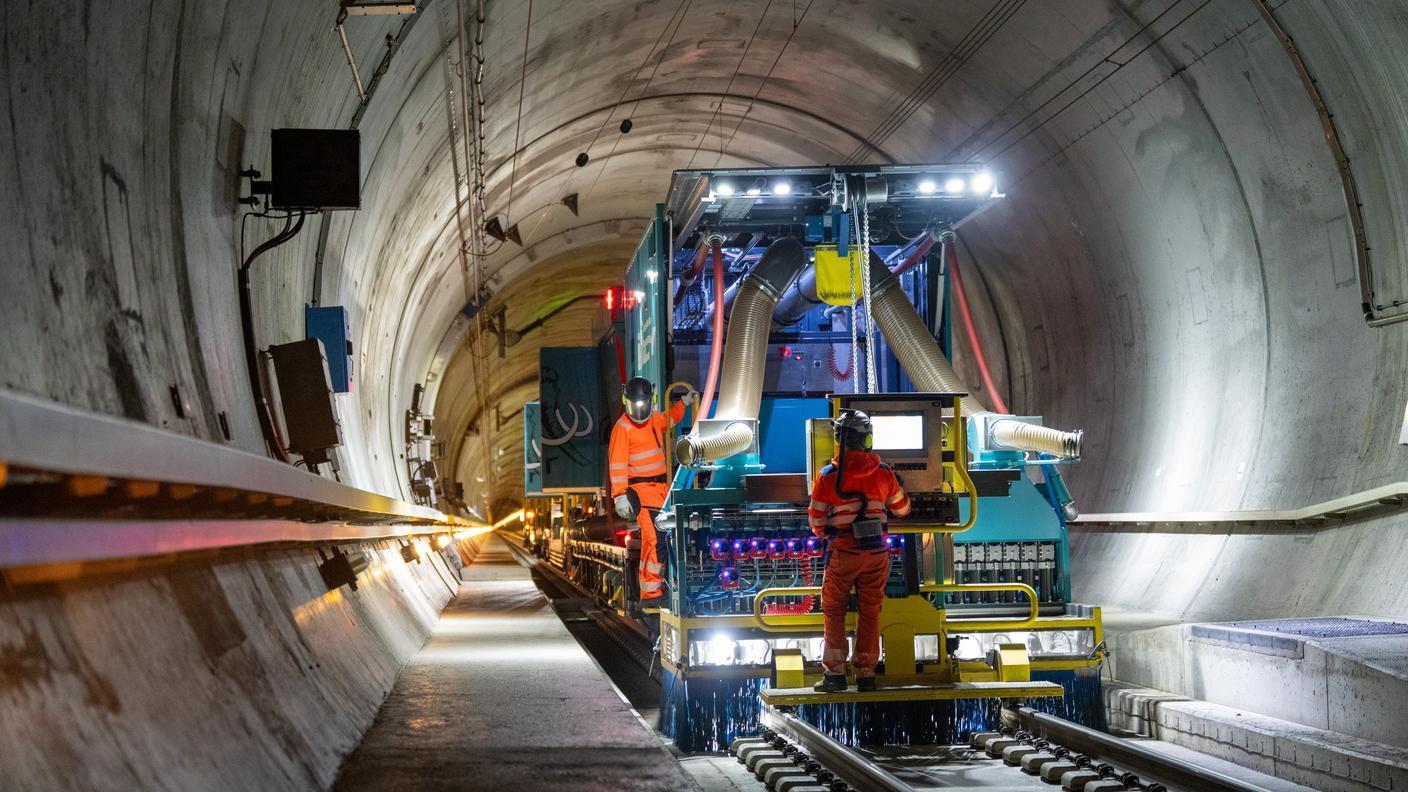 Il treno-aspirapolvere in azione nella galleria del San Gottardo