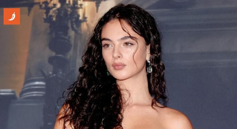 Deva Cassel ricrea il look anni Novanta di Monica Bellucci