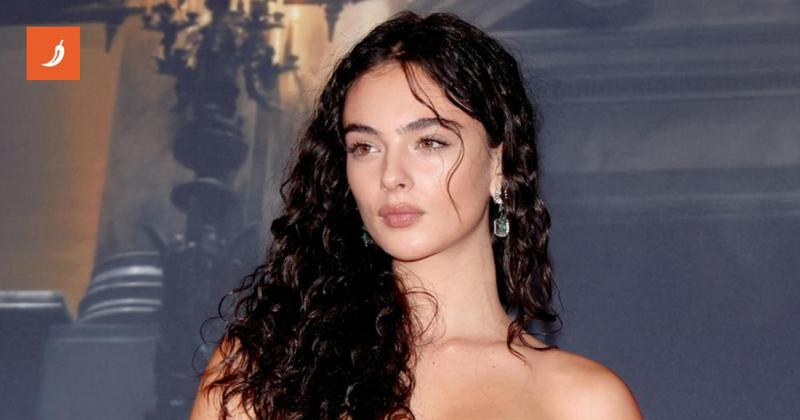 Deva Cassel ricrea il look anni Novanta di Monica Bellucci