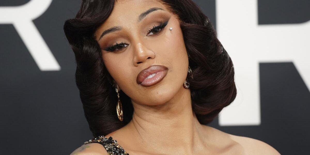 Cardi B vuole rifarsi il seno, ma ha paura dell’intervento