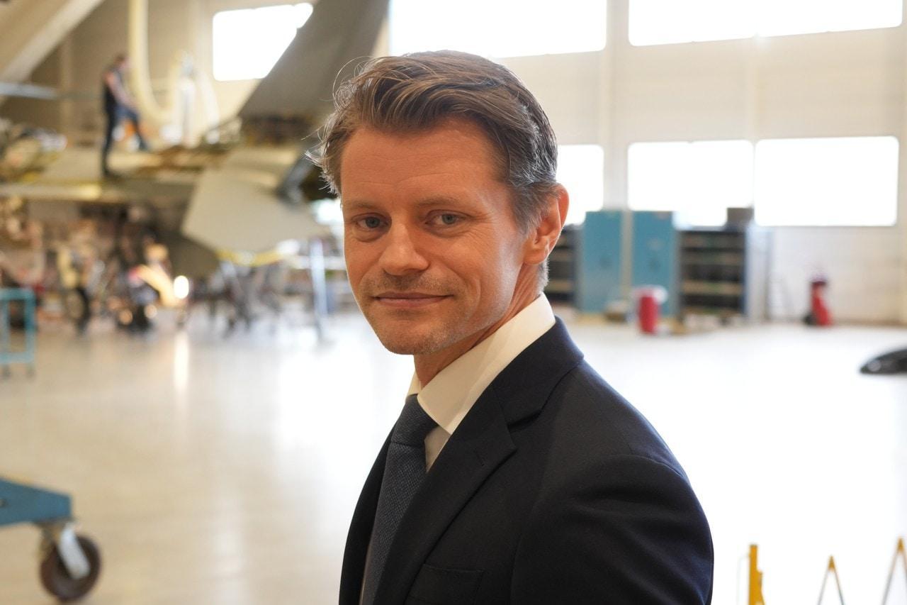 Peter Frølich davanti a un F-16 a Bodø.