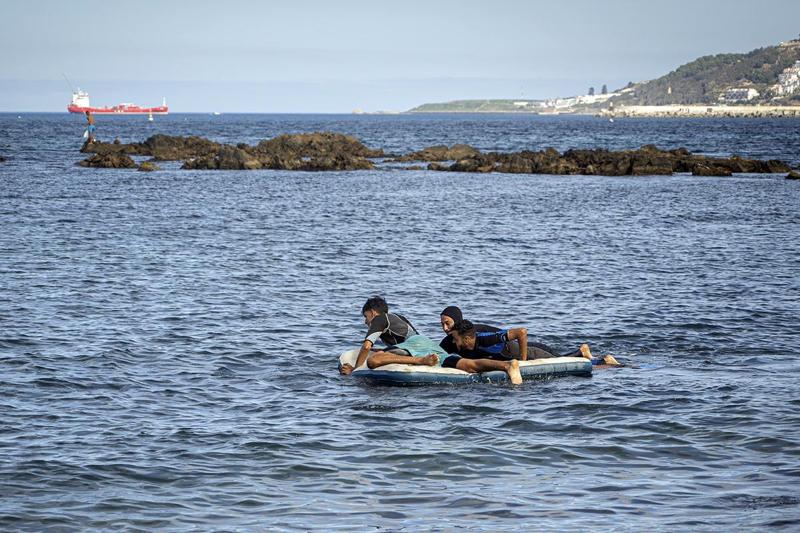 Il materassino con i migranti, poco dopo essersi gettati in acqua e vicino alla riva della spiaggia di Ceuta.
