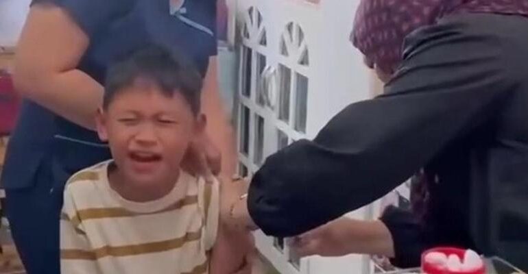 Bambino recita la shahada mentre riceve un’iniezione