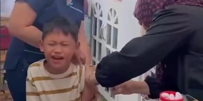 Bambino recita la shahada mentre riceve un’iniezione