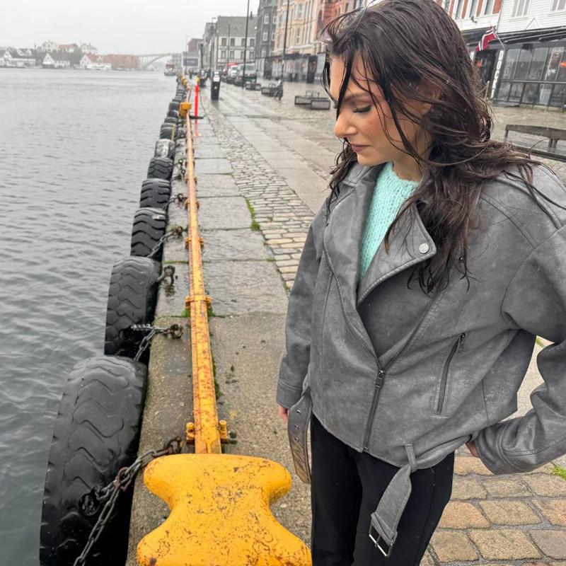 Foto: Thomas Halleland / NRK Una ragazza è in piedi su un molo