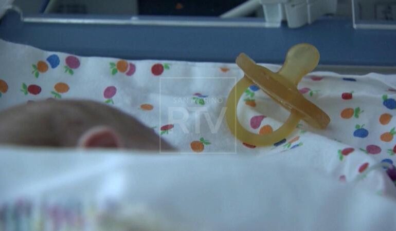 Atti di nascita sotto indagine: il marito indicato come padre