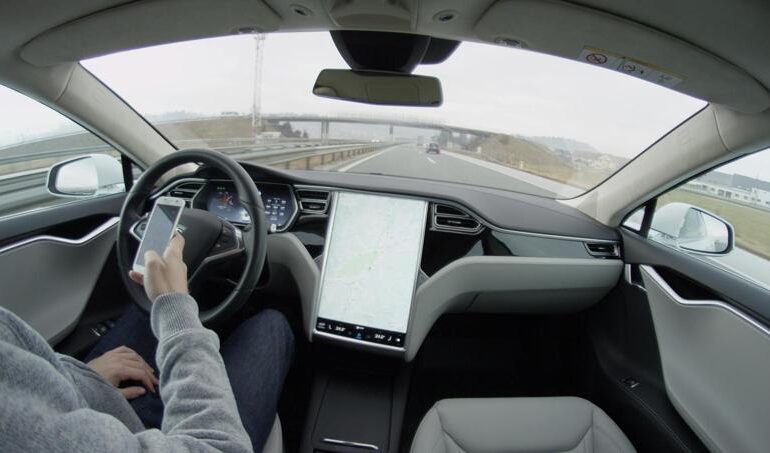 Tesla con la guida assistita tampona un’auto della polizia