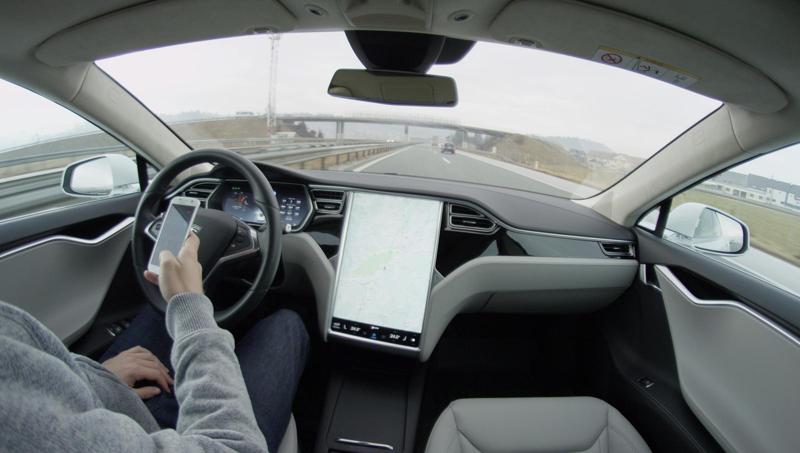 Tesla con la guida assistita tampona un’auto della polizia