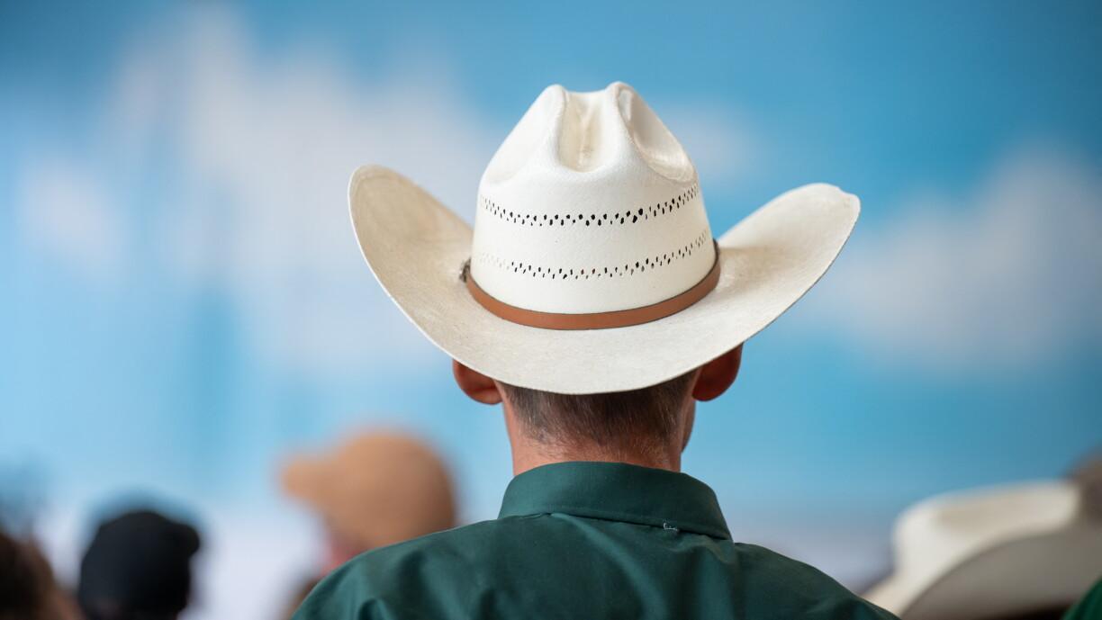 Un cappello da cowboy alto 23 metri punta al Guinness