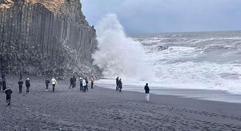 Onde pericolose, chiusa la spiaggia di Reynisfjara: «Troppo tardi»
