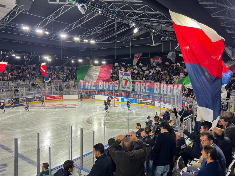 Hockey, Milano torna dopo 20 anni: i tifosi cantano anche dopo la sconfitta