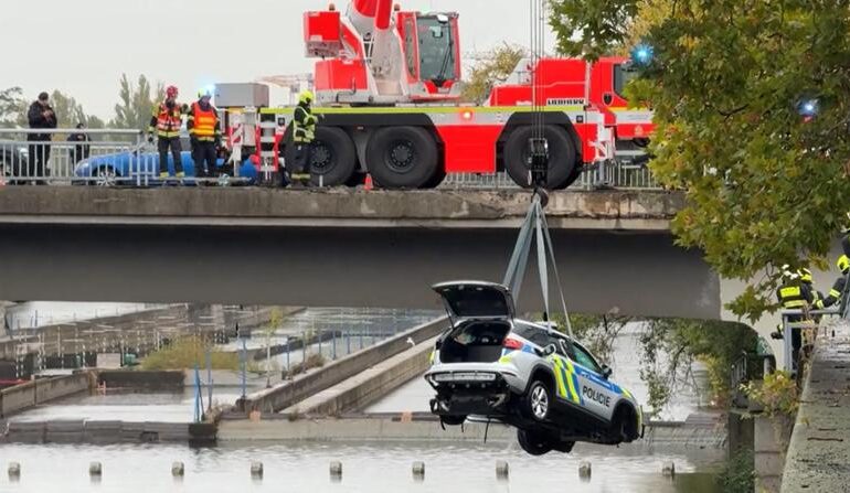 Auto della polizia finisce nella Moldava: un passante si tuffa