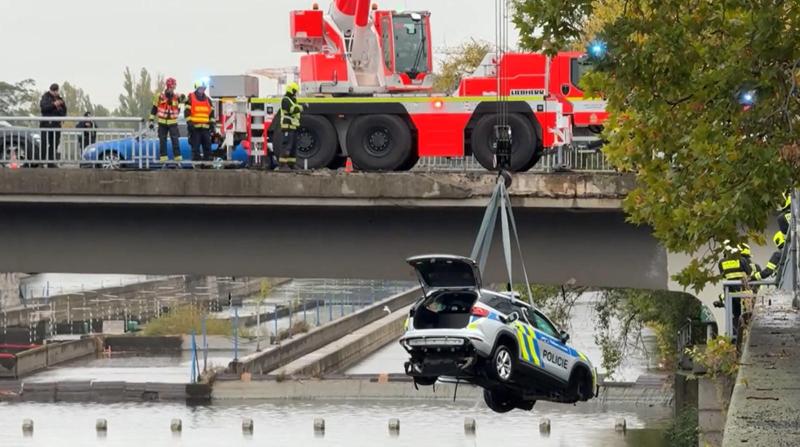 Auto della polizia finisce nella Moldava: un passante si tuffa