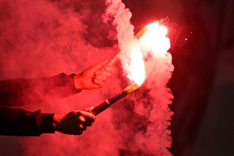 Fumogeni rossi e cori: i fan di Maks Korž invadono un ponte
