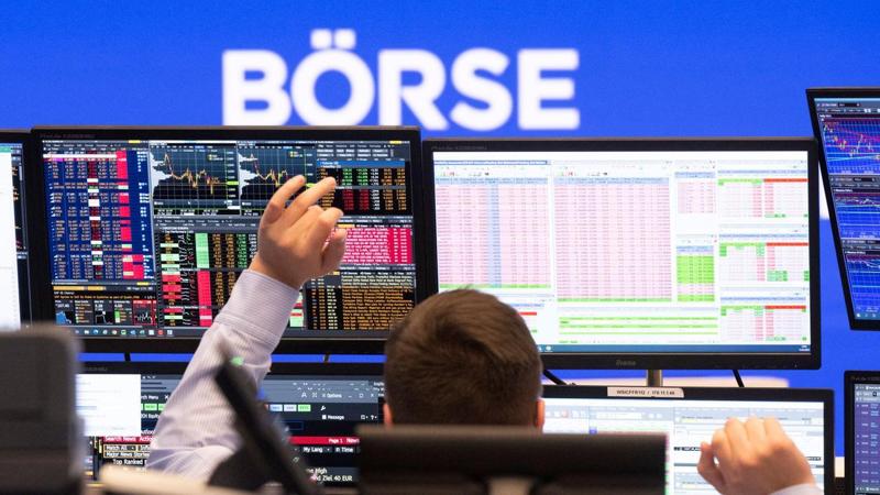 DAX sopra i 25.000 punti, ma petrolio e rendimenti frenano