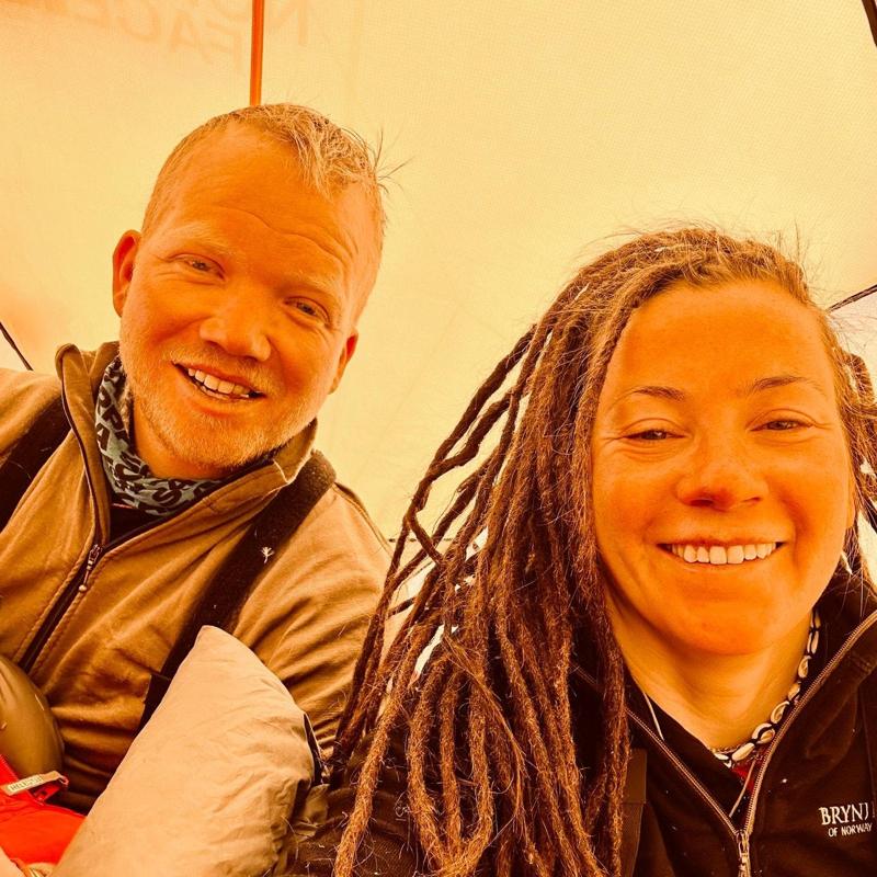 None Matias Myklebust e Kristin Harila in una tenda sull’Himalaya